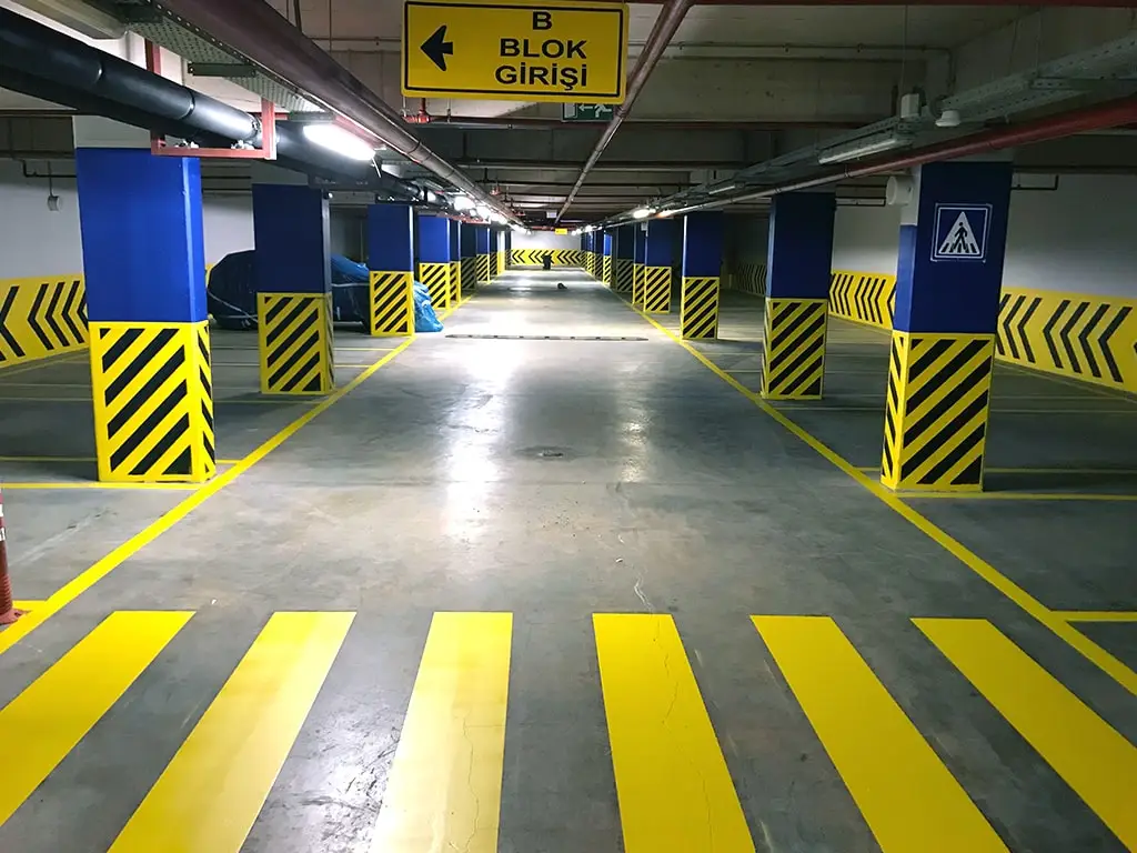 Otopark çizgileri ve levhaları